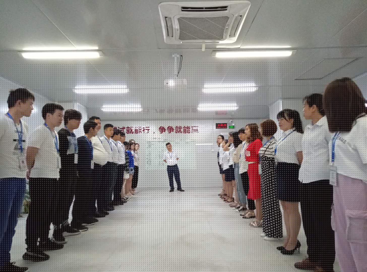 小銘打樣銷售、運(yùn)營(yíng)及一線員工團(tuán)隊(duì)晨會(huì)